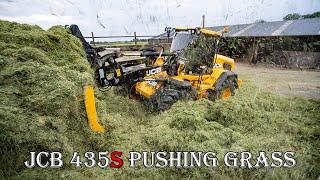 JCB 435s Buckraking Grass | McConaghy Contracts