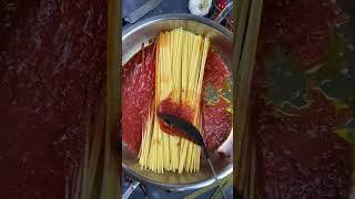 Spaghetti all‘Assassina traditionelles italienisches Pasta Rezept aus Bari, einfach lecker #shorts