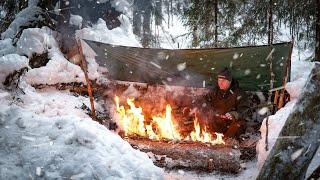 Solo-Camping im Survival Shelter vom Poncho-Zelt während des Sturms – Langes Feuer – ASMR