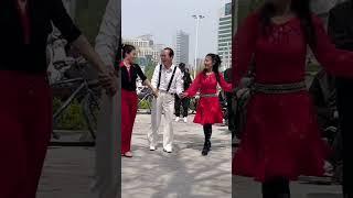 大叔請倆美女一起來跳舞#舞蹈