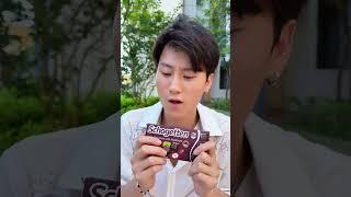 送她一个新手机，她   ？Give her a new phone, she   ？