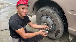 Auto repair:Emergency Rescue: Replace Exploded Bus Tire on Road