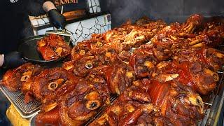 So delicious! Braise pig's trotters baked in a brick oven. (Korean Jokbal) / Korean street food