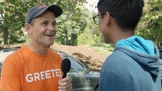 UVA President Jim Ryan Helps First-Years Move In