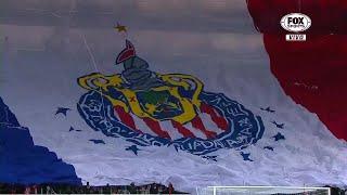 ¡La monumental bandera de Chivas!