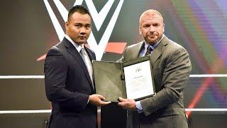 Triple H stellt Bin Wang vor, den ersten chinesischen Sportler mit einem WWE-Vertrag