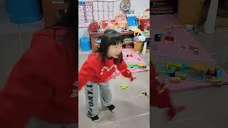 音智智生活週記-2025-0111-5歲4月-高興玩彩帶2