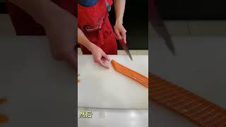 我今天教大家如何切三文鱼手握寿司的鱼片Today I teach you how to cut salmon nigiri slices