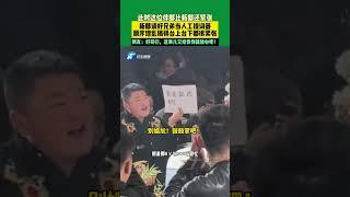 11月26日，重慶。新郎請好兄弟當人工提詞器，順序錯亂搞得臺上臺下都很緊張！