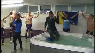 Sky Sport Austria Reporter geht in der Austria Wien Kabine baden