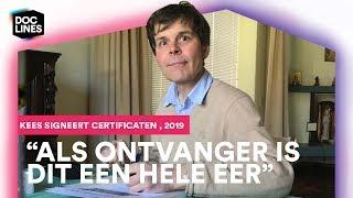 Kees signeert tientallen certificaten voor de exclusieve afdruk van zijn tekening • Doclines