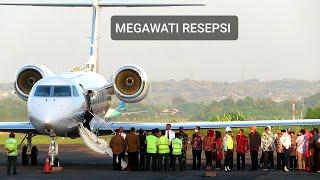 GANJAR PRANOWO JEMPUT IBU MEGAWATI NAIK PESAWAT PRIVATE JET DI BANDARA ADI SOEMARMO