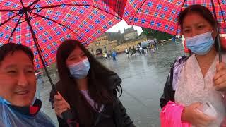 Rainy Day Walking Around Edinburgh Castle, Scotland || Street Live Music Performance 2021