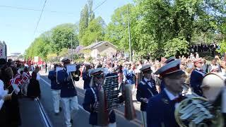 Норвегия Осло 17 мая день Независимости-праздничный парад в центре города национальные костюмы 17