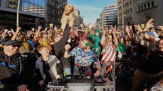 *RAVE SHUTS DOWN 7 LANES OF TRAFFIC* Drum & Bass On The Bike - BARCELONA