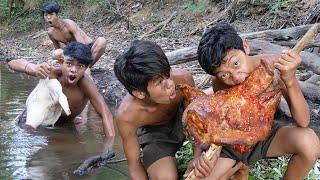 Primitive Wildlife - Cooking pig head for food - Eating delicious