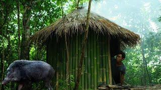 CAMPING MEMBUAT SHELTER BAMBU DI HUTAN UNTUK MENGINAP ,DIGUYUR HUJAN DERAS SEHARIAN