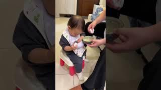 寶寶自己拿湯匙會練習吃飯 #baby #寶寶  #捌玖零夫妻 #吃飯飯