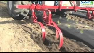 Installation des mini-tunnels avec une dérouleuse Mechanical Transplanter | Dubois Agrinovation