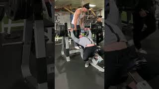 Incline Pressing 405lbs #benchpress #lifting #workout