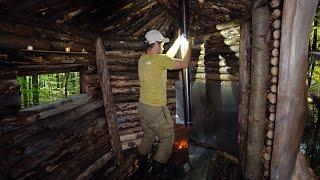 A man built an unusual hut in the forest. I installed the oven. I cook food on the fire. Bushcraft