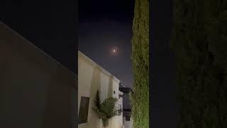 فيديو مباشر لصاروخ إيراني يمر فوق الأراضي المحتلة وسط صمت الدفاعات الصهيونية