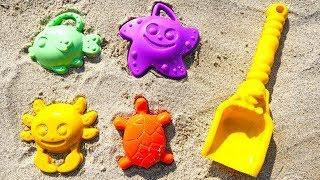 Video per bambini con i giochi con la sabbia. Giocattoli al mare. Impariamo le forme e i colori