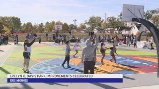 New mural shines at Evelyn K. Davis Park