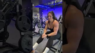 Vladislava Galagan   Treino intenso na academia com fones de ouvido ouvindo música. ️‍️