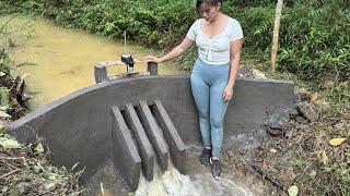 Construction of curved hydroelectric dam with many unique spillways