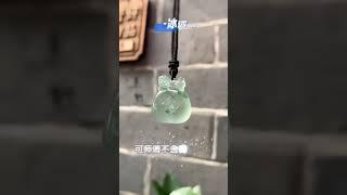 翡翠 珠寶直播 ：一塊不起眼的邊角料，打算拿去車珠子的，可師傅不捨得這一抹綠，於是就把它做成了這件小如意。有看上的嗎？#吊墜掛件 #翡翠直播 #翡翠 #珠宝 #珠寶 #翡翠珠寶 #Shorts