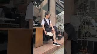 햇살 좋은 봄날 망원동 골목길에서#발이편한 운동화# 레이어드 롱 원피스#플리츠 원피스#시니어 패션#중년 패션#캐주얼룩#ootd