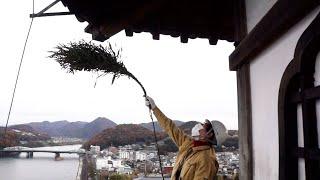 年末恒例のすす払い　愛知・犬山城