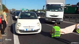 LIVE Roma, attivisti Extinction Rebellion bloccano il Grande Raccordo Anulare