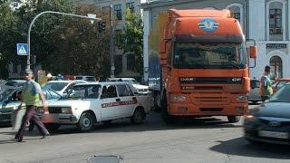 В центре Житомира грузовик столкнулся с машиной медслужбы - Житомир.info