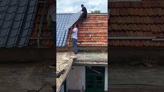 The leaking roof is laid with color steel tiles- Good tools and machinery make work easy