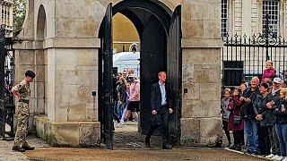 POLICE SHUT DOWN SELF IMPORTANT GENT WHO TAKES A SHORTCUT THROUGH THE BOX at Horse Guards!