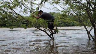 Alerta  roja el río torola se desborda !  Y chungo queda atrapado en la creciente 