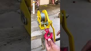 Manual self-locking winch