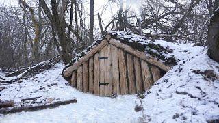 Construcción de un refugio subterráneo completo de supervivencia en bushcraft de invierno