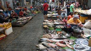 Walk Around Boeng Trabek Plaza Food Market on Morning - Activities of Vendors & Buyer in Food Market