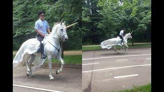 The policeman is riding a unicorn in Russia | Полицейский едет на единороге в России