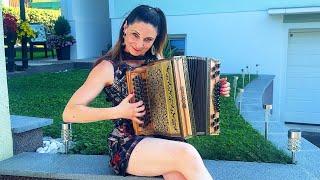 Claudia Hinker spielt die "Hey Mann Polka" auf ihrer Steirischen Harmonika