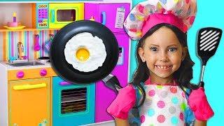 Alice Pretend Princess & Plays Cooking Food with Kitchen Toy