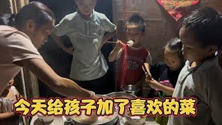 今天比较特殊给孩子们加菜，还买了点小龙虾！孩子们很是惊讶！