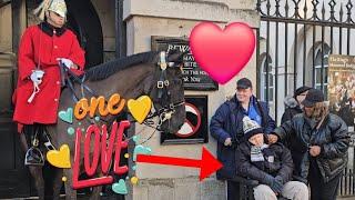 Heart-warming Moment️ The Guard presented the horse to the Disabled man to get a good picture