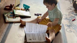 Teaching himself to read music sheets - Учит сам себя читать ноты с листа