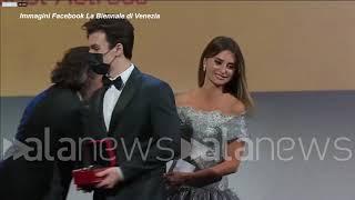 Venezia, coppa Volpi per la miglior attrice a Penelope Cruz: il discorso in italiano