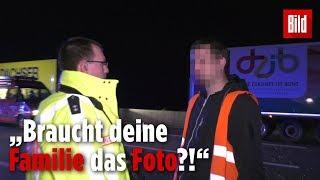 Wütender Polizist bringt Gaffer zum Heulen!