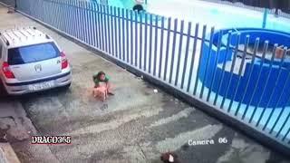 NIÑA SALVA A SU PERRO DE UN PITBULL  El señor REACCIONO de INMEDIATO